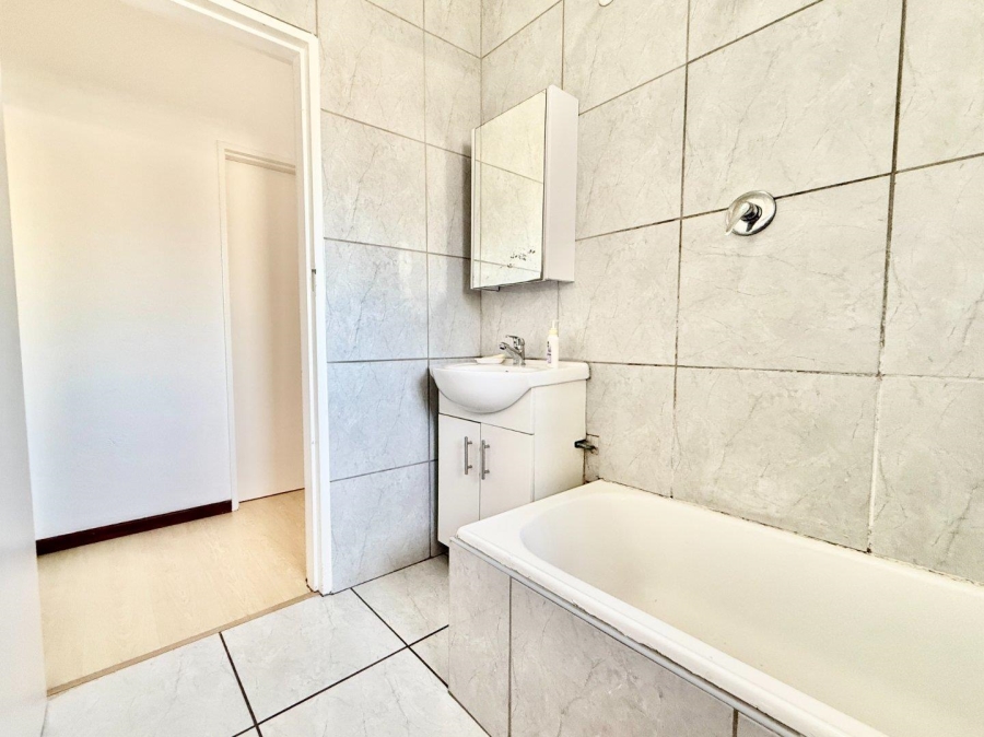 2 Bedroom Property for Sale in Harfield Village Western Cape